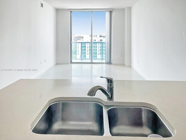 Foto del edificio - 333 NE 24th St