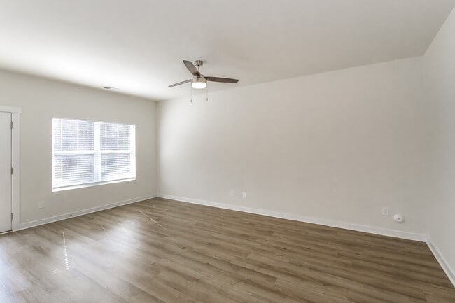 Building Photo - 12 Deer Creek Dr