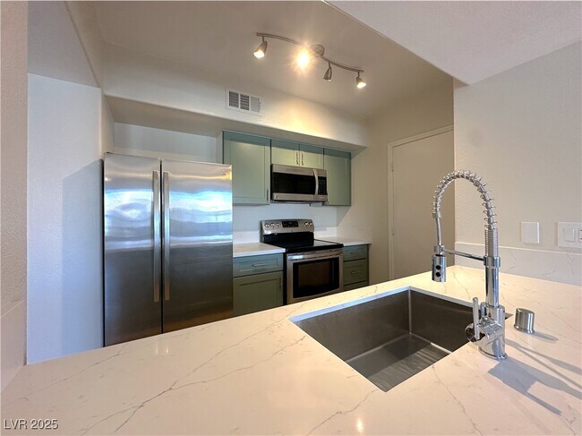 Foto del edificio - 7255 W Sunset Rd
