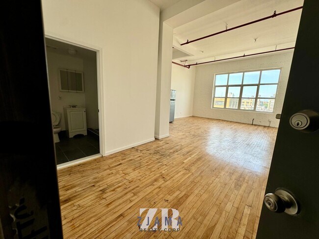 Foto del edificio - 385 Troutman St