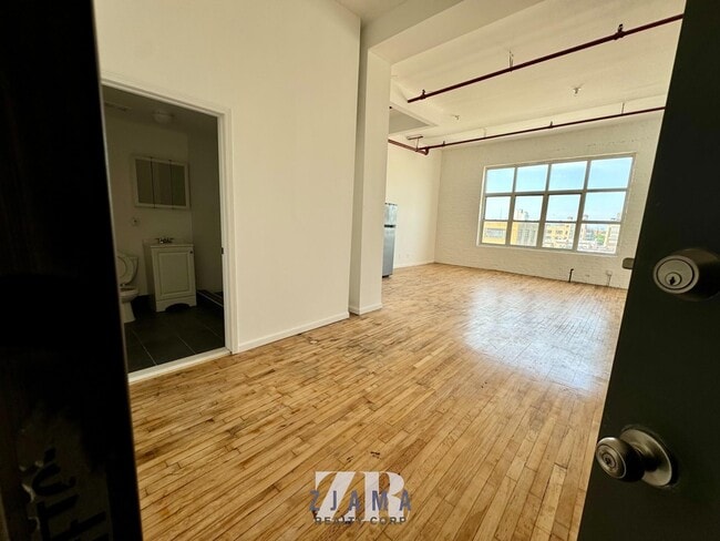 Building Photo - 385 Troutman St