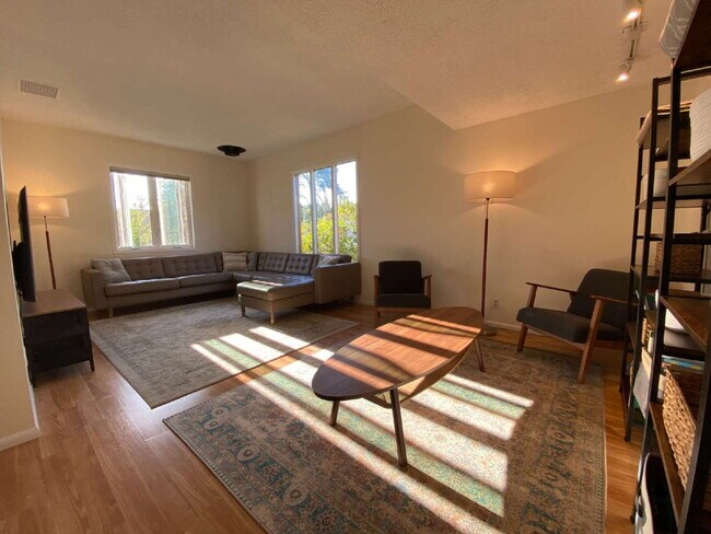 Foto del edificio - Rustic 4-Bed, 2-Bath Home in Happy Valley ...