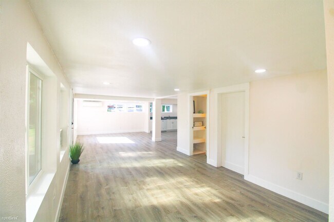 Building Photo - 2 br, 1 bath Duplex - 21107 Damson Road B