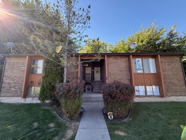 Foto del edificio - Beautiful Two Bedroom Apt; Salt Lake City, 1,000 sq ft; New Flooring