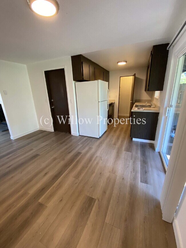 Building Photo - Two Bedroom Duplex