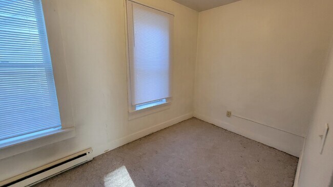 Building Photo - Charming 1-Bedroom Lower Duplex Unit in Convenient Eau Claire Location!