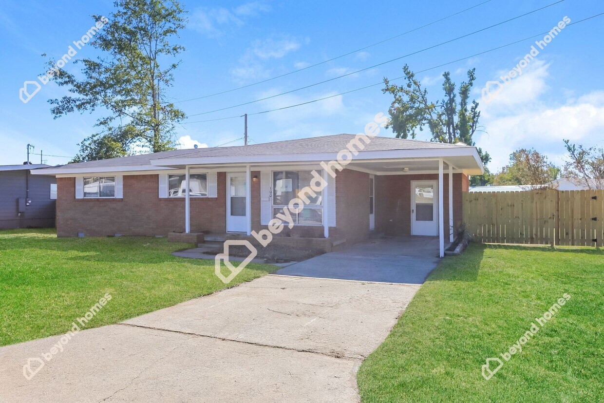 Primary Photo - Beautifully renovated 3 bedroom / 1.5 bath...