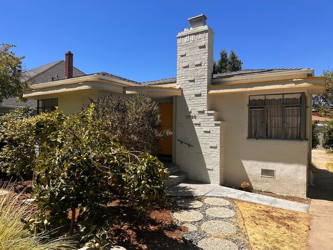 Building Photo - Rare Land Park Home Available Now!