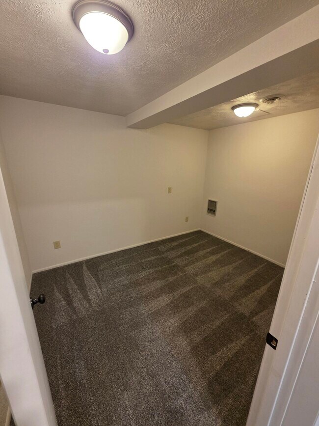 Foto del edificio - 417 W B St