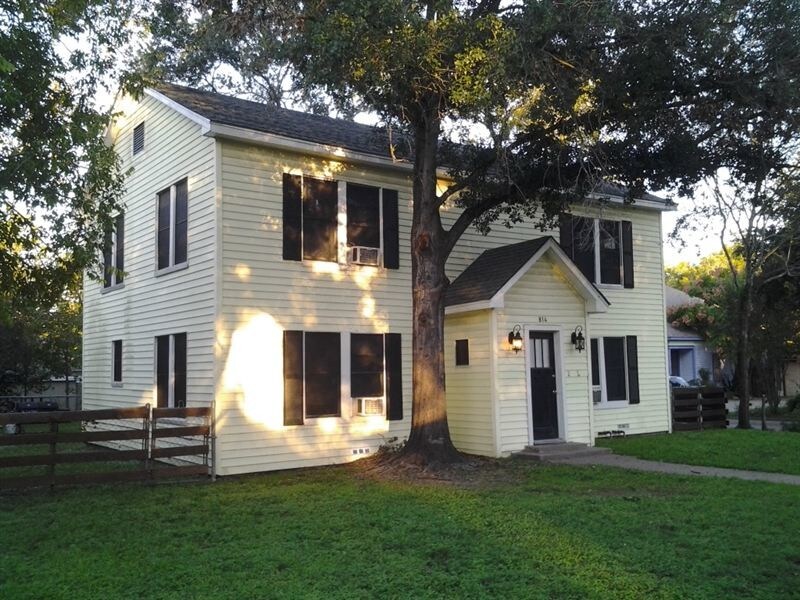 Primary Photo - 814 Banks St
