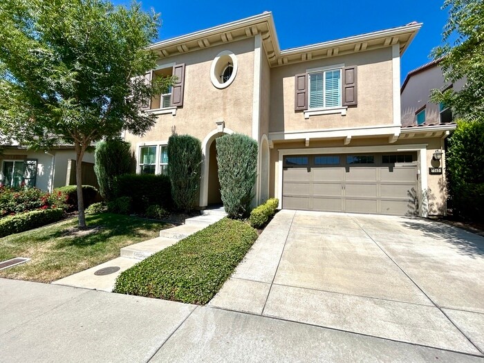 Primary Photo - Beautiful Spacious 4 Bedroom Home PLUS bon...