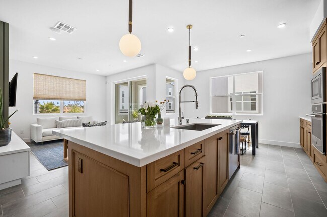 Foto del edificio - Stylish Tri-Level Townhome in Prime Newpor...