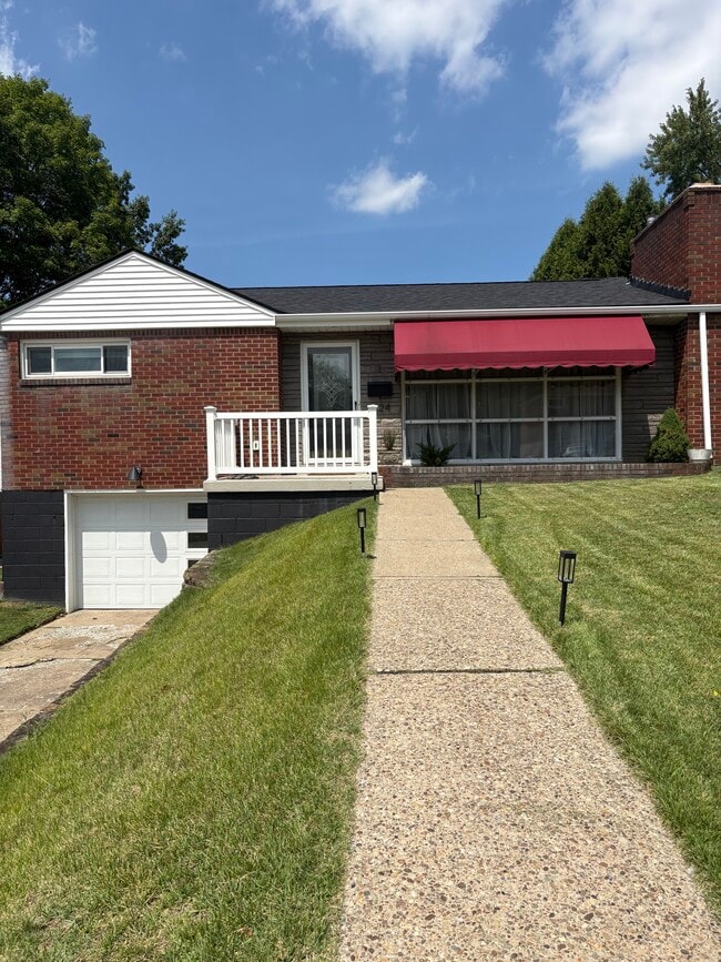 Building Photo - 1624 Sillview Dr