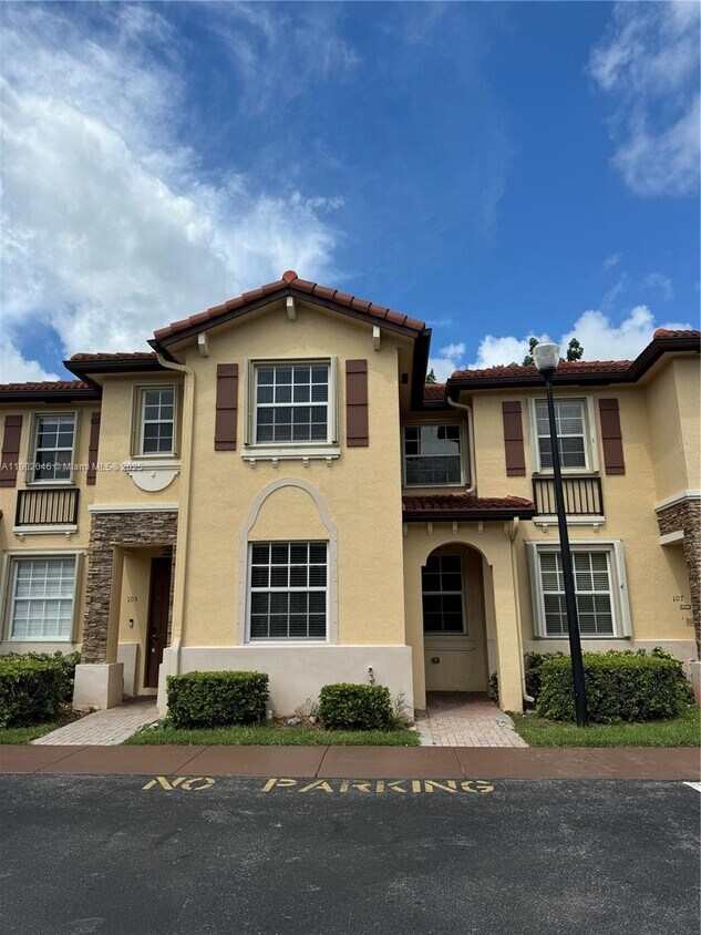 Foto principal - 3320 NE 13th Cir Dr