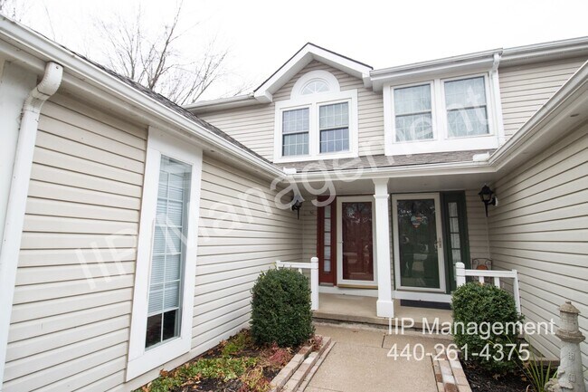 Building Photo - Spacious Updated 2 Bedroom Townhouse in Wi...