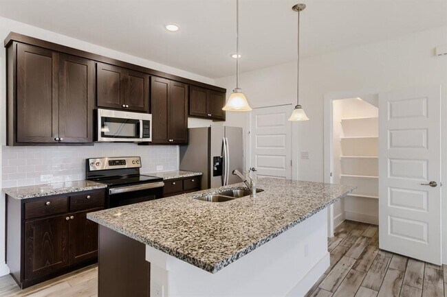 Building Photo - 401 Parkline Dr