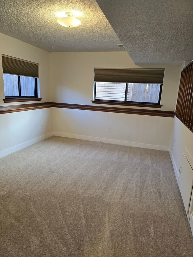 Building Photo - 443 Lincoln Cir