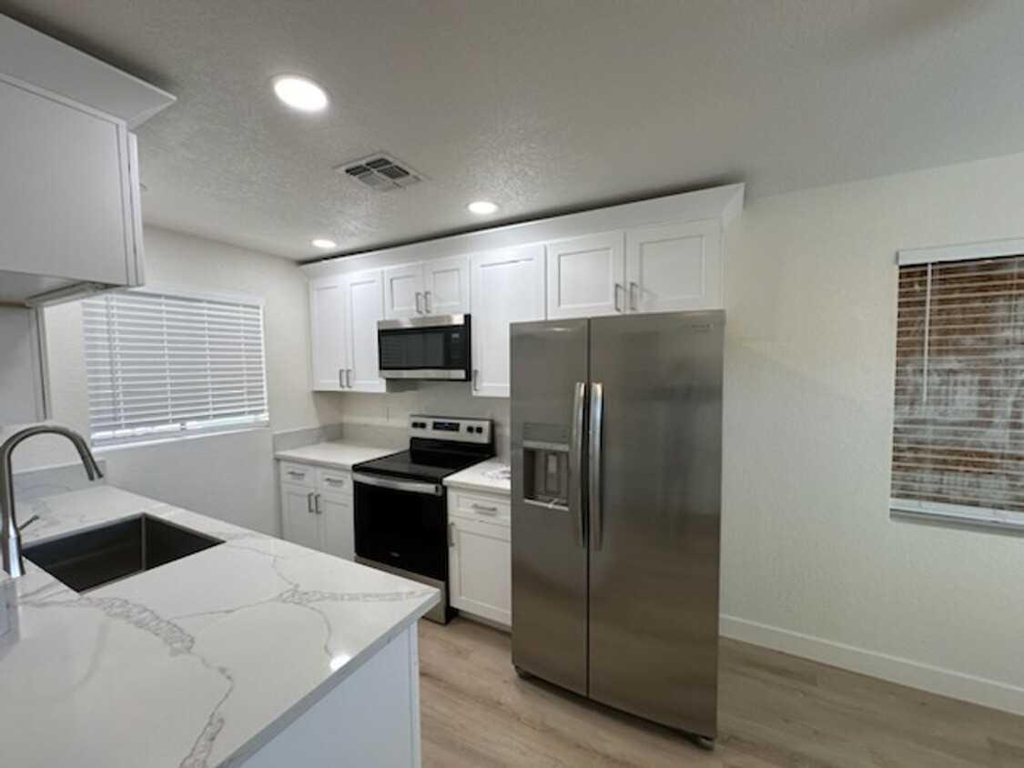 Foto principal - **STUNNING RENOVATED 2 BEDROOM/2 BATHROOM ...