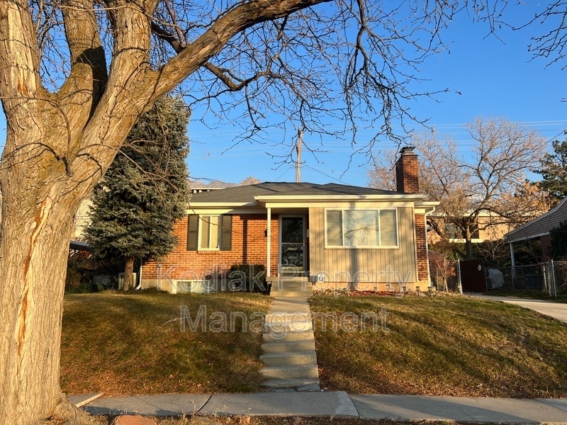Foto principal - 2153 Broadmoor St S