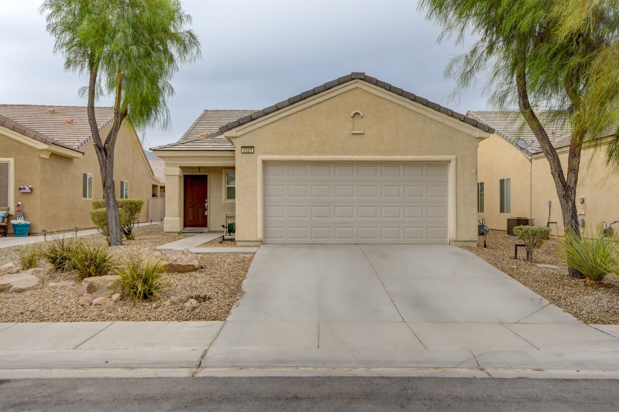 Primary Photo - Charming 3 Bed 2 Bath Single Story Hoe in ...