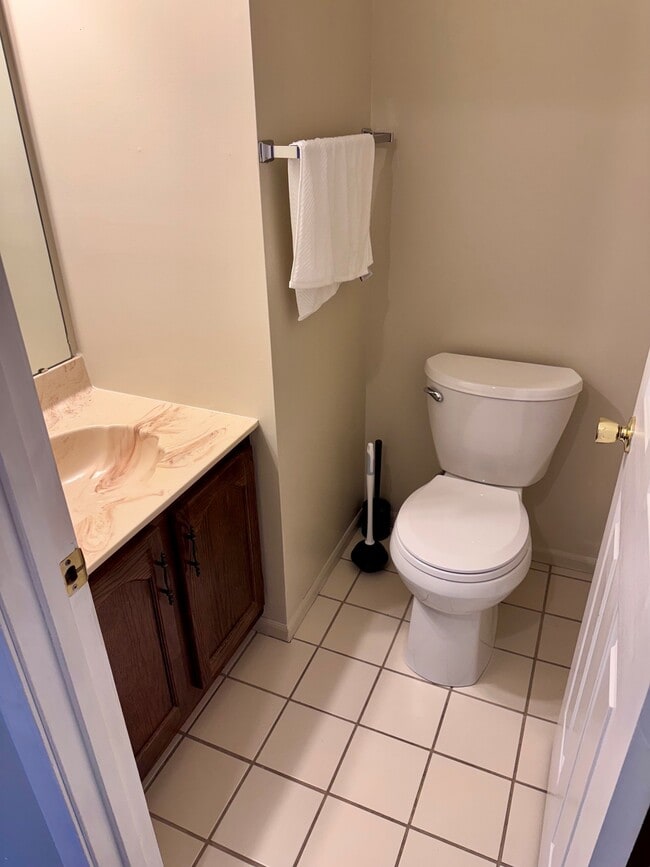 Building Photo - 1720 Azealea Ct