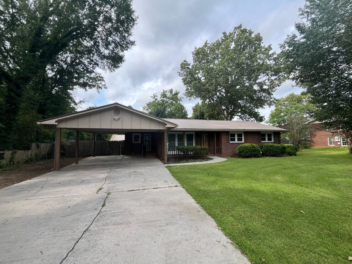 Foto principal - 3 Bedrooms, 2 Bathrooms with bonus room/su...