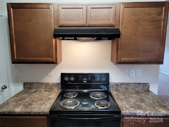 Building Photo - 2121 Pinnacle View Dr