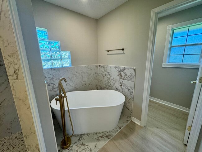 Building Photo - 529 Long Lake Dr