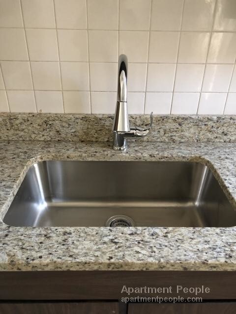 Foto del edificio - Beautiful Evanston 2BR with Backyard!