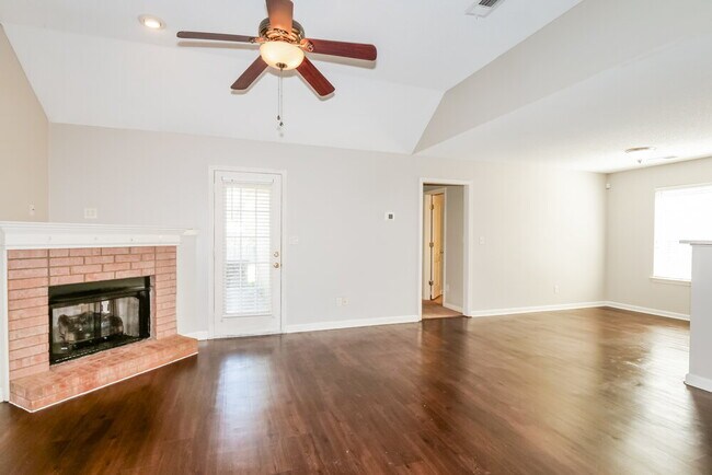 Foto del edificio - 1106 Cross Wood Ln
