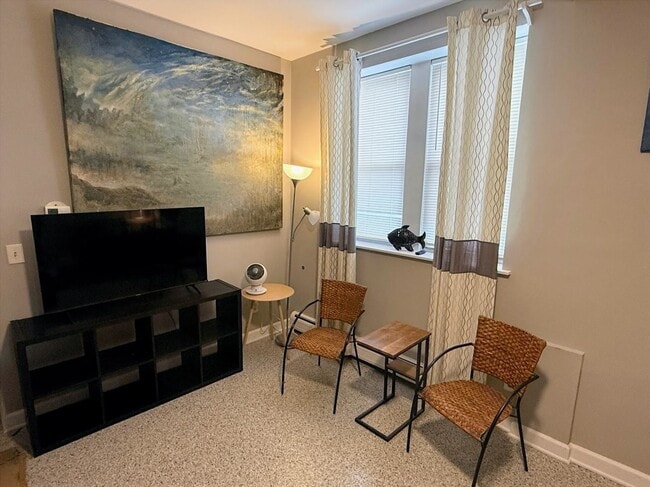 Building Photo - 6010 W Seminole St