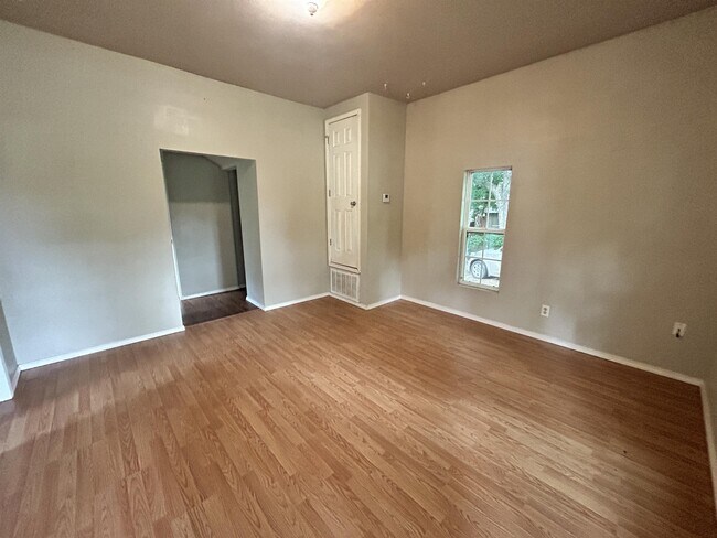 Building Photo - 1324 W Maple St