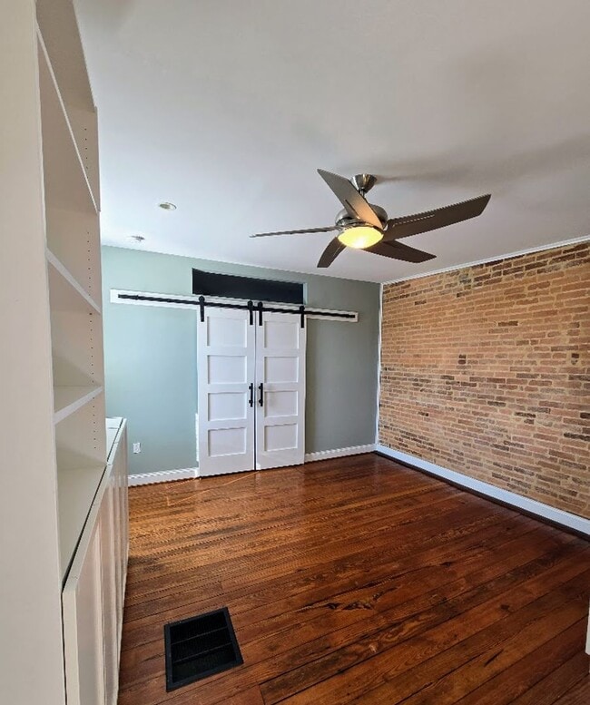 Foto del edificio - 239 S Collington Ave