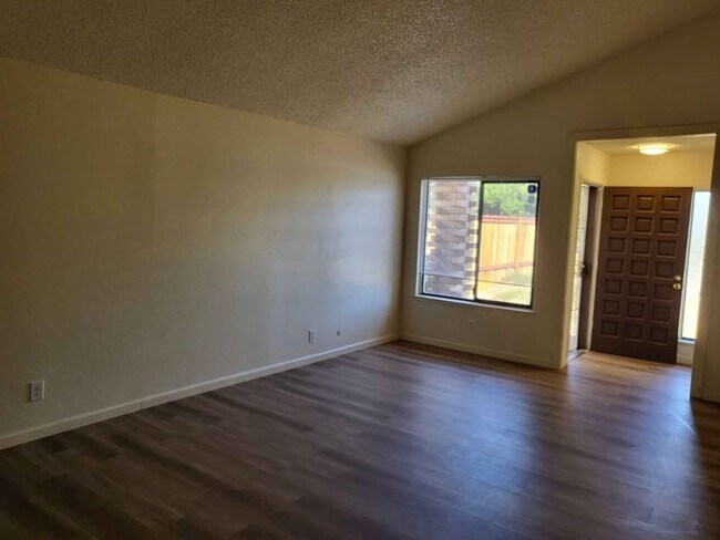 Foto del edificio - 3633-3635 Sutterwoods Way