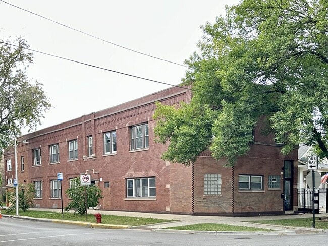 Building Photo - 2548 N Kildare Ave