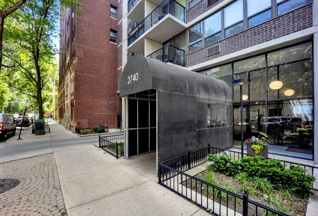 Photo - 2740 N Pine Grove Ave (Chicago, IL) Apartment