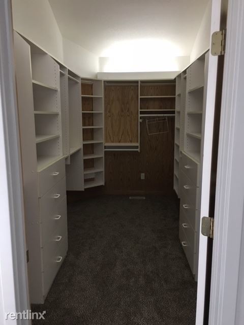 Building Photo - 3 br, 2 bath Apartment - 1770 E Holladay BLVD