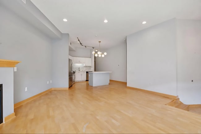Building Photo - 308 E 18th St