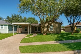 Building Photo - 5855 Beldart St