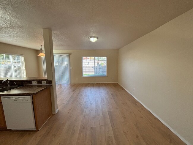 Building Photo - 3 Bedroom 2.5 Bath Duplex