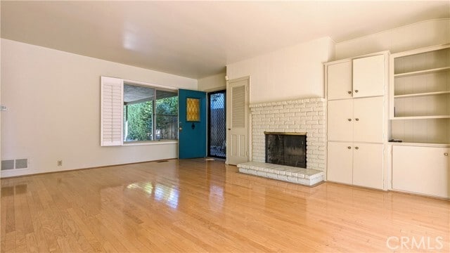 Building Photo - 358 W 8th St