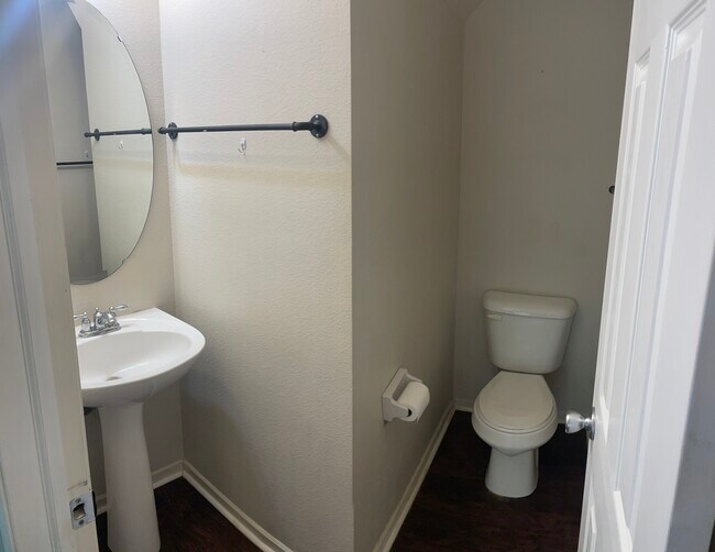 Foto del edificio - 557 Lakeside Valley Dr