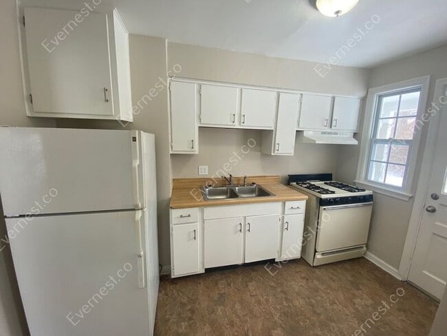 Building Photo - 379 N Roosevelt Ave