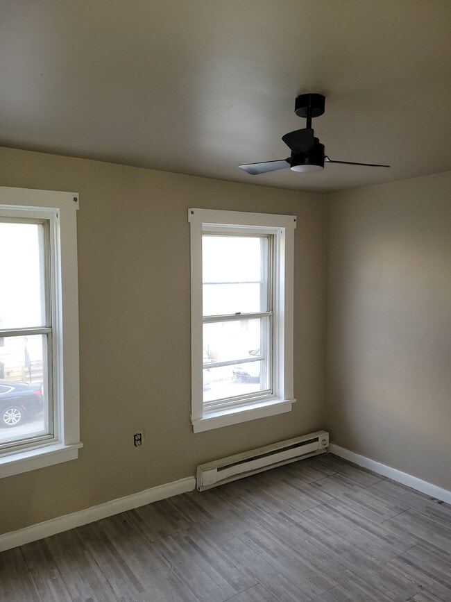 Building Photo - 332 S 11th St