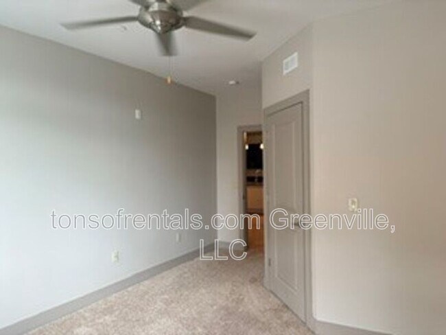 Foto del edificio - 98 E McBee Ave.