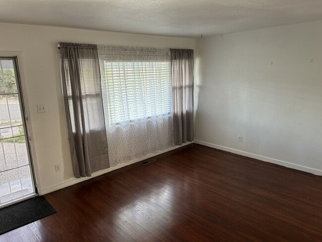 Building Photo - Well Maintained 3 Bedroom, 2 Bath Home