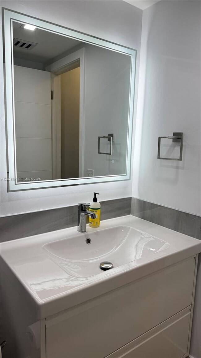 Building Photo - 16465 NE 22nd Ave