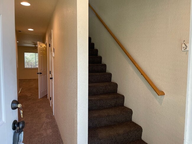 Building Photo - Very Nice 3 Bedroom 2.5 Bathroom Condo