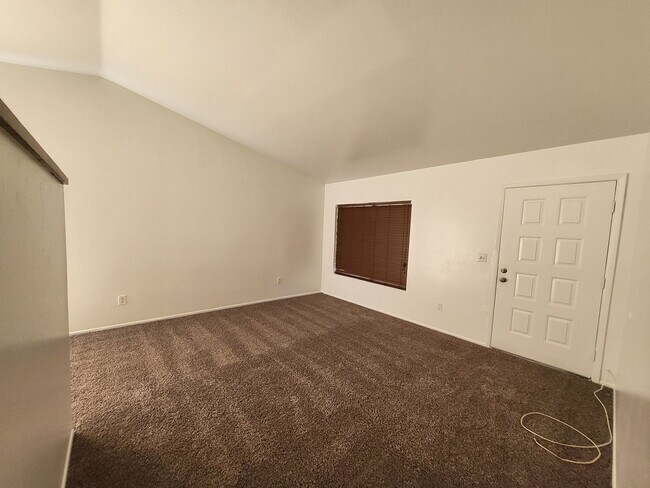 Foto del edificio - 1ST MONTH RENT FREE!!! GREAT SINGLE LEVEL ...