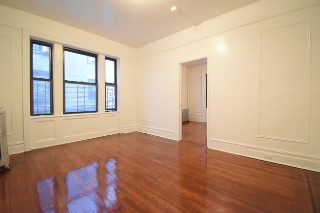 Living room - 419 W 129th St